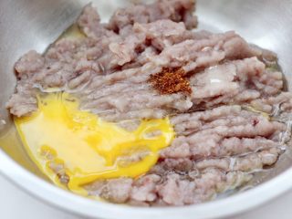 5、烟台正宗鲅鱼饺子,放入白糖，料酒、花椒粉，再打散的一枚鸡蛋。