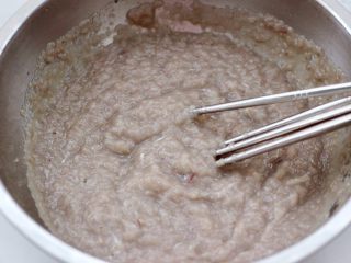 8、烟台正宗鲅鱼饺子,把鱼馅打到这个程度，做出来的饺子口感最好。