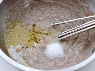 9、烟台正宗鲅鱼饺子,这个时候先加入花生油和适量的盐调味，然后还是顺时针方向搅拌上劲。