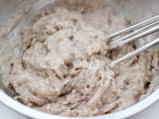 10、烟台正宗鲅鱼饺子,继续顺时针方向搅拌上劲，直至鱼馅打出鱼茸即可。