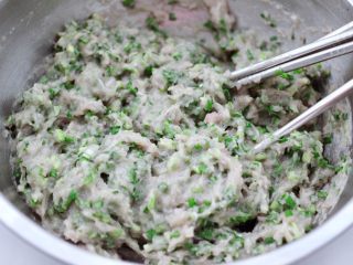 12、烟台正宗鲅鱼饺子,把所有的食材搅拌均匀即可。