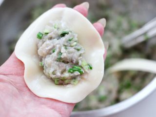 13、烟台正宗鲅鱼饺子,饺子皮放入适量的馅料。