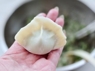 14、烟台正宗鲅鱼饺子,包成自己喜欢的模样就可以了。