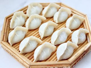 15、烟台正宗鲅鱼饺子,依次包好所有的鲅鱼饺子后。