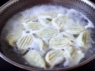 16、烟台正宗鲅鱼饺子,锅里倒入适量清水煮沸后、放入包好的鱼饺子、大火烧开后点少许清水、反复3次、直至所有的饺子都漂浮在水面上即可关火。