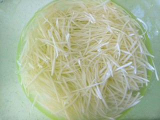 1、炒三丝,土豆切丝，过清水，洗去淀粉，捞出控干水份备用