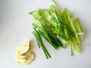 2、炒三丝,葱切丝蒜切片