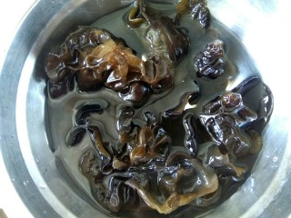 3、炒三丝,木耳提前泡发，洗净