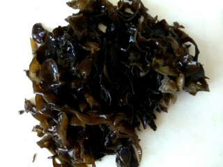 4、炒三丝,把木耳切成丝