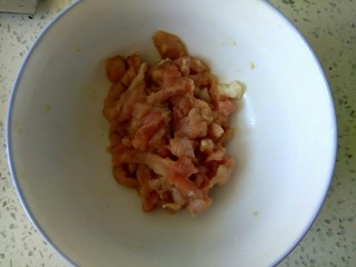 6、炒三丝,猪肉中加适量生抽，料酒，淀粉，搅拌均匀，放置一会儿