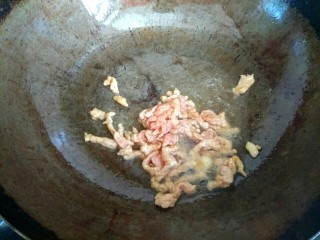 8、炒三丝,锅中放入适量植物油，放入肉丝翻炒至变色