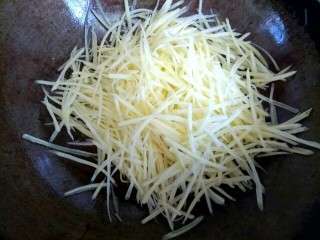 10、炒三丝,放入土豆丝翻炒