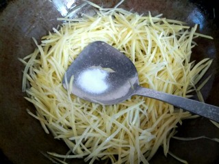 11、炒三丝,加入适量盐翻炒