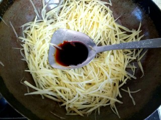 12、炒三丝,加入一勺生抽翻炒