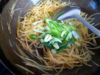 13、炒三丝,加入葱蒜翻炒