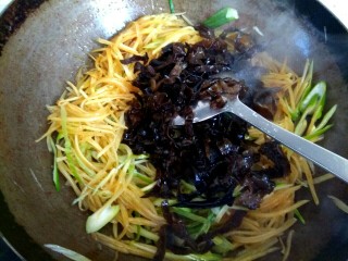 14、炒三丝,加入木耳丝翻炒