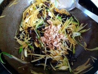 15、炒三丝,加入肉丝翻炒