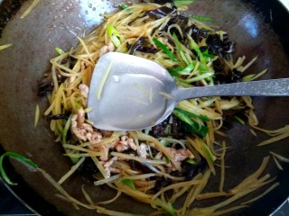 16、炒三丝,加入两勺白醋翻炒