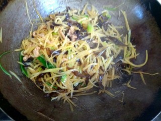 17、炒三丝,加入水淀粉大火烧开，翻炒均匀关火出锅