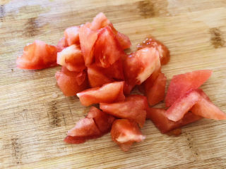 3、白玉菇豆腐汤,半个西红柿切小块备用。