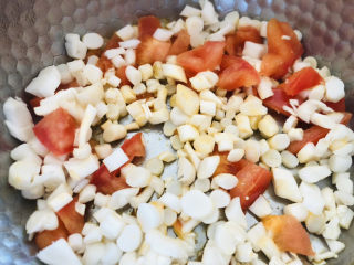 5、白玉菇豆腐汤,倒入白玉菇继续炒香。