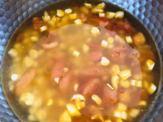 7、白玉菇豆腐汤,然后锅中加入适量热水。