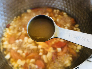 8、白玉菇豆腐汤,加一勺鲜鸡汁提鲜。