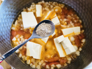 10、白玉菇豆腐汤,加少许白胡椒粉。