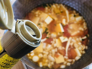 13、白玉菇豆腐汤,来几滴香油。