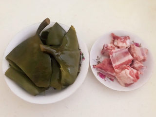 1、海带炖排骨,准备食材：海带根，排骨