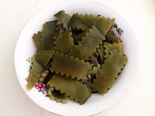 2、海带炖排骨,把海带根切成小片