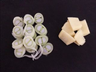 3、海带炖排骨,大葱切成葱花，鲜姜切成小片