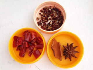 4、海带炖排骨,干调料：花椒粒，八角，桂皮，干红辣椒段