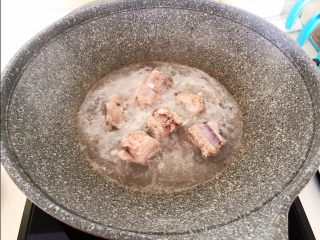 5、海带炖排骨,排骨焯水3分钟