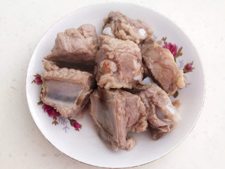 6、海带炖排骨,把焯好的排骨捞出来