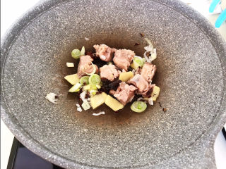 8、海带炖排骨,加入排骨，翻炒1分钟