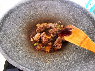 11、海带炖排骨,加入蚝油，翻炒均匀