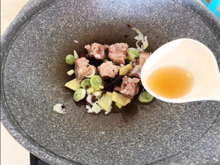 9、海带炖排骨,加入料酒烹去腥味