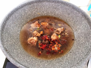 12、海带炖排骨,加入开水，水量没过食材