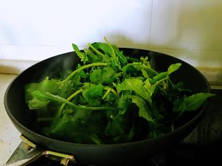 7、油菜香菇,待香菇入味后，放入油菜，大火翻炒几下就熟了，放入盐炒匀后出锅即可。