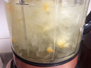 2、冬至美食 酒酿红糖银耳汤圆,银耳放入破壁机中蒸煮40分钟，破壁打成银耳羹。