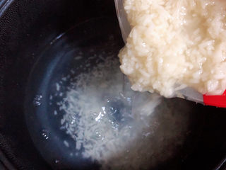 4、冬至美食 酒酿红糖银耳汤圆,锅中倒入500ml水，倒入200ml醪糟。