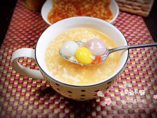 15、冬至美食 酒酿红糖银耳汤圆,彩色的小汤圆，看起来很有食欲哟！