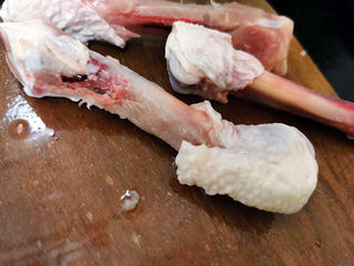 6、照烧鸭腿,剔除鸡腿骨，可以熬汤用