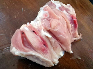 7、照烧鸭腿,取下的鸡腿肉片