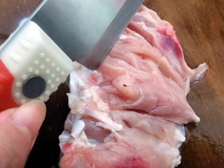 8、照烧鸭腿,用刀剁断筋膜