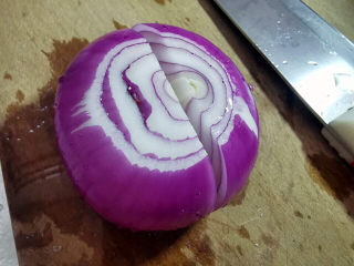 11、照烧鸭腿,洋葱切开