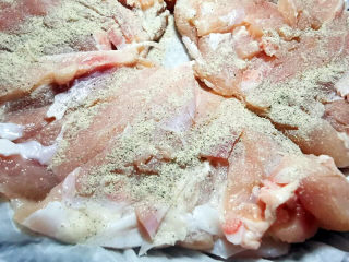 10、照烧鸭腿,撒上盐 胡椒粉