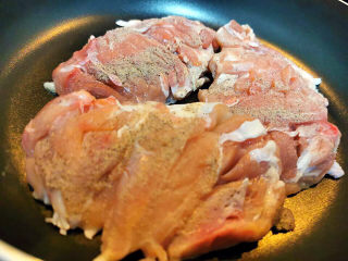 13、照烧鸭腿,锅中不放油，鸡皮朝下