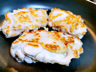 14、照烧鸭腿,煎至金黄色后翻身再煎上色，取出